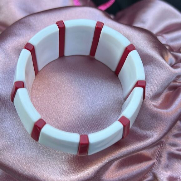 1980s White and Red Stripe Candycane Lucite Tile Stretch Bangle Bracelet - Picture 2 of 9